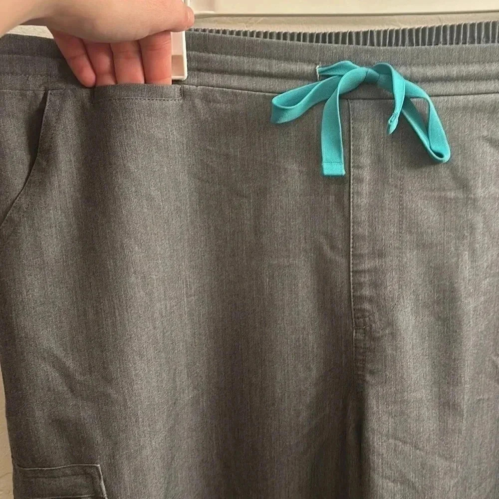 FIGS Yola Skinny Scrubs in Graphite - Picture 4 of 8